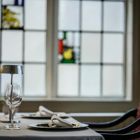 מלון Grand En De Draak 4*