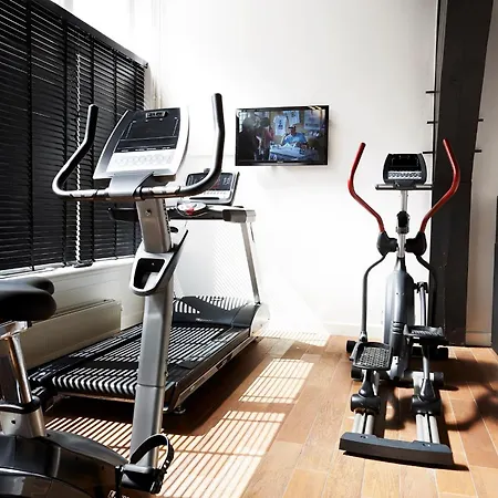 מלון Grand En De Draak 4*