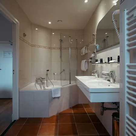 Grand En De Draak 4* ברחן אופ זום